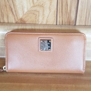 NWOT Dooney and Bourke leather tan zip wallet